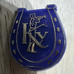 Kentucky Derby Pferderennen Trompeter & Hufeisen blau Kunststoff Souvenir Anstecknadel - Bild 1 von 6
