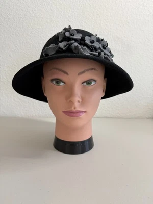 Sombrero floral Adora 100 % fieltro lana negro con flores grises Foto 1 de 4