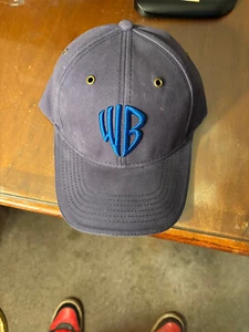 The WB super seltene nagelneue Baseballmütze mit Logo am Riemen verstellbar blau NEUWERTIG - Bild 1 von 3