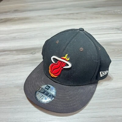 Gorra New Era Hardwood Classics Miami Heat Fitted para hombre talla 7 1/2 negra usada en excelente estado Foto 1 de 4