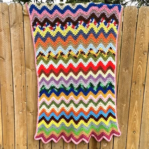 "Manta afgana vintage de ganchillo en zig zag colorido patrón Chevron 63"" X 38""" - Imagen 1 de 8