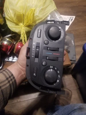 2005-07 Buick Terraza manual dual zone A/C climate control w heated seats Lot B - Image 1 of 3