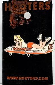 NUOVO HOOTERS AIRPLANE AIR GIRL ON A 737 AEREO HOOTERS DEFUNCT AIRLINES SPILLA BAVERO - Foto 1 di 6