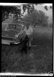 Portrait femme chien Voiture ancienne Opel - ancien négatif photo an.1950 - Imagen 1 de 1