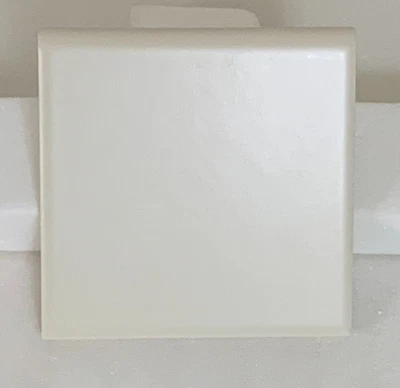 Nuevo Azulejo Cerámico Florida De Colección Hueso Blanco 4 3/8" x 4 3/8" Bullnose Mate *2* piezas Foto 1 de 4