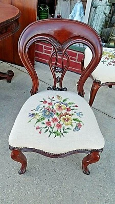Silla victoriana antigua ornamentada de nogal punta de aguja 4 disponibles  Foto 1 de 4