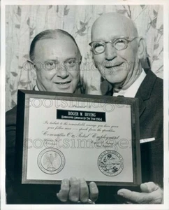 1965 Press Photo Roger Irving Handicapped American of Year Plaque A E Berkley - Picture 1 of 2