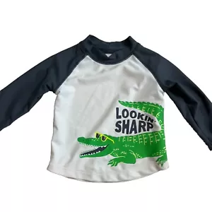 Costume da bagno Simple Joys By Carters protezione eruzioni cutanee ragazzo verde alligatore bianco 6-9 mesi - Foto 1 di 5