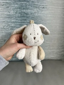 Juguete suave de peluche de sonajero de conejito chirivía Mamas & and Papas | 7" crema de conejo - Imagen 1 de 12