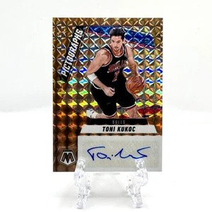 2024-25 Panini Mosaic Toni Kukoc Pittografi Bronzo Mosaico Auto #14/49 - Foto 1 di 2