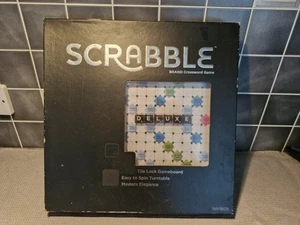 Scrabble Marke Kreuzworträtsel Spiel Deluxe Set Brett Schwarz Glanz Drehbar und Schublade - Bild 1 von 9