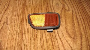 97-01 HONDA CR-V crv FRONT SIDE MARKER REFLECTOR RH OEM PASSENGER - Picture 1 of 2