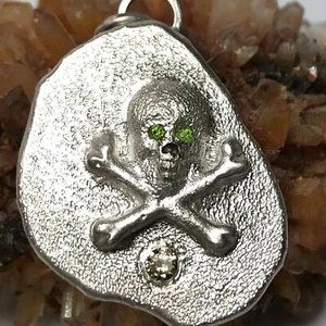 Colgante de plata esterlina con calavera y hueso cruzado de diamantes naturales y peridoto de 48 quilates - Imagen 1 de 7