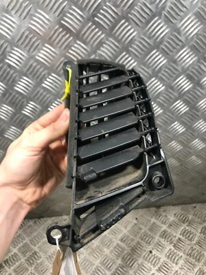 MITSUBISHI L200 2.5 DI-D  2006-2014   Air Vent Central Right O/S MN123716XA - Image 1 of 4