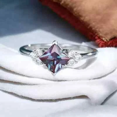 Anillo de San Valentín de diamantes y alejandrita natural de 2,60 quilates de oro blanco real de 14 quilates Foto 1 de 3