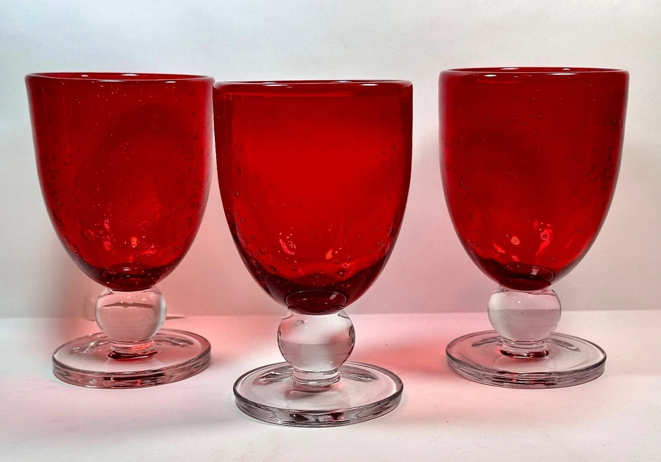Набор из 3 красных стеклянных кубков для воды ручной работы с прозрачным стеклянным основанием от Tag Ltd - Изображение 1 из 4
