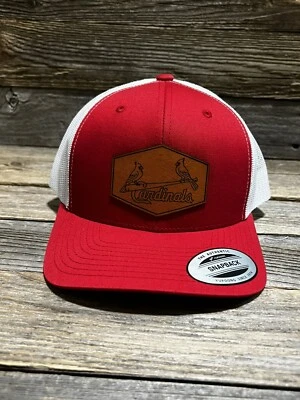 Sombrero de camionero con parche de cuero de los Cardenales de San Luis Foto 1 de 2