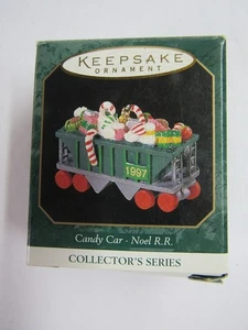Hallmark 1997 Keepsake miniatura ornamento #9 auto caramelle - Noel R. R. QXM4175 nuovo con scatola - Foto 1 di 3