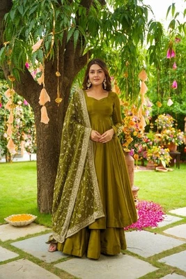 GOWN SALWAR KAMEEZ PAKISTANI INDIAN WEDDING PARTY WEAR DRESS BOLLYWOOD SUIT NEW - Image 1 of 4