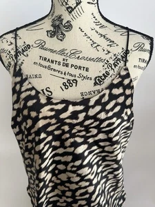 Victoria’s Secret Cami Top Satinado Leopardo Tigre, Estampado, Talla Mediana - Imagen 1 de 5