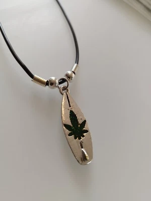 ""12 Stück"" Halsketten mit Anhänger, Surfbrett, Hanfblatt, Restposten,... - Bild 1 von 3