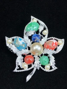 Broche de hojas Sarah Coventry vintage con cabujones multicolores y perlas de imitación - Imagen 1 de 6