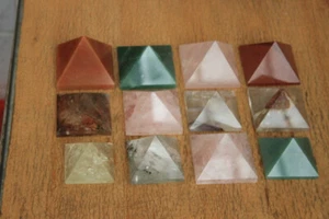 1468g12 piezas NATURAL diversos materiales PIRÁMIDES DE CRISTAL CURACIÓN - Imagen 1 de 12