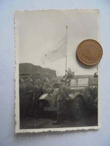 Foto Wehrmacht Soldat als Parlamentär weiße Fahne - Picture 1 of 2