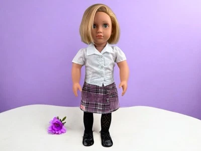 Camisa Our Generation blanca con botones con falda a cuadros morada y negra y zapatos negros  Foto 1 de 4