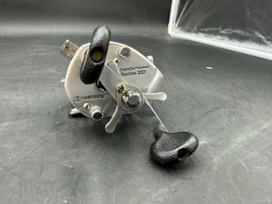 Mulinello Shimano Bantam 200 Vintage Baitcasting Japan Progettato per Professionisti - Foto 1 di 8