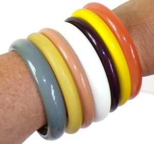 Sobral Sortido Unico Armful 7 verschiedene Farben Artist Made dünne Armreif Armbänder - Bild 1 von 4