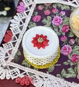 1/12th Dolls House Miniature 3D White Round Christmas Poinsettia Cake Gold Base - Picture 1 of 4