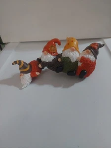 Caprichosa decoración de abrigo de resina de gnomo de otoño - Imagen 1 de 9