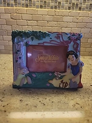 Marco de fotos de cerámica de 3 x 5 Blancanieves de The Walt Disney Company Blancanieves Los siete enanitos Foto 1 de 2