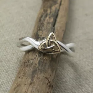 Anello in argento sterling e oro giallo 10 carati nodo trinità celtico di Keith Jack misura 7 - Foto 1 di 7