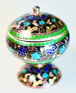 Beautiful Asian St. Silver Enamel Trinket Box with Floral Designs, 78 Gr. - Bild 1 von 12