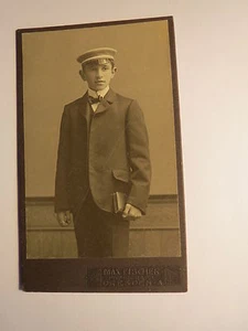 Dresden - stehender Junge mit Schüler-Mütze - Kulisse - Konfirmation ? / CDV - Bild 1 von 2