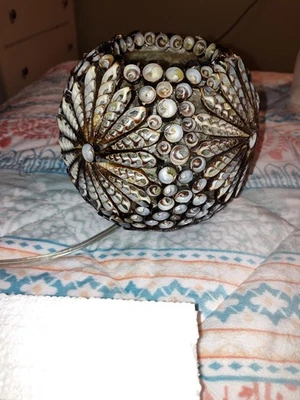 LÁMPARA AMBIENTAL POTTERY BARN KAI SHELL MESA PEQUEÑA REDONDA ESPRESSO 5587225 Foto 1 de 4