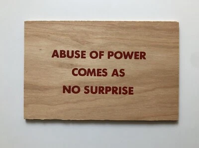 JENNY HOLZER silkscreen wood postcard (2000) - 2nd edition Fotofolio/Artpost Foto 1 de 2