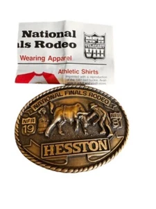 Vintage 1981 Hesston National Finals Rodeo Messing Gürtelschnalle mit Originalanzeige - Bild 1 von 5