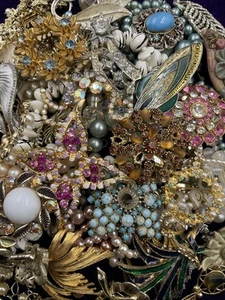 JOB LOT BROKEN VINTAGE COSTUME JEWELLERY SPARE REPAIR HARVEST CRAFTS - Imagen 1 de 6