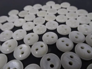 8 bottoni vintage iridescenti rialzati centro arrotondati bianchi tondi 2 fori 12 mm AA77 - Foto 1 di 9