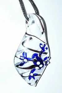 Neuer blauer Frosch mit schönen schwarz & weißen Wirbeln Glas Anhänger Halskette - Bild 1 von 3