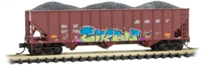 Microtrenes desgastados con tolva de carbón BNSF 100 toneladas 3 bahías MTL#108 53 370 ESCALA N Foto 1 de 4