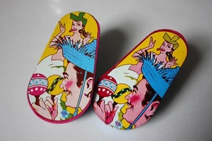 2 Vintage US Metall Spielzeug Mfg Co Krachmacher tanzendes Paar tropisch USA NEUJAHR - Bild 1 von 4