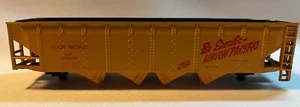 Union Pacific Hopper Rail Car & Burlington Boxcar HO Scale - Picture 1 of 16