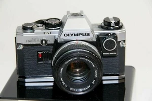 Olympus OM10 con obiettivo Zuiko 50 mm f/1.8 e adattatore manuale fotocamera pellicola 35 mm #C01 - Foto 1 di 8