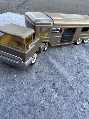 VINTAGE STRUCTO VISTA DOME HORSE VAN TRAILER WITH HORSE - Image 1 of 4
