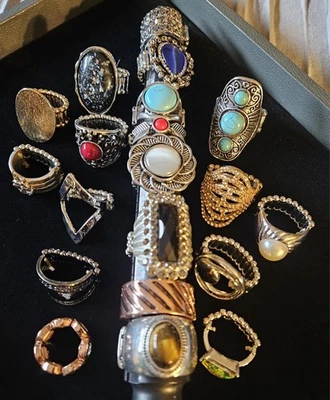 ANILLO DE DISFRACES VINTAGE Y MOD todo elástico ENORME LOTE 20 piezas sin firmar Foto 1 de 4