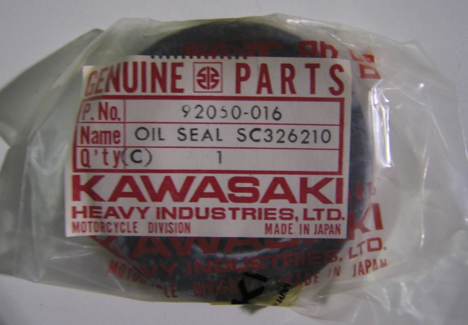 Масляное уплотнение для трансмиссии Kawasaki A1 A1R A7 A7SS SC326210 NOS 92050-016 - Изображение 1 из 1